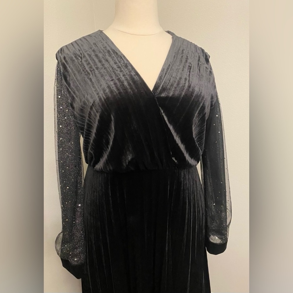 Plus Dress - Picture 4 of 8